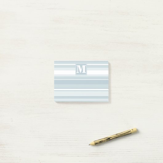 Monogram ijsblauwe strepen post-it® notes (Op bureau)