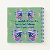 Monogram In Een Wereld Van Haaien, Wees Een Dolfij Notitieboek (Achterkant)