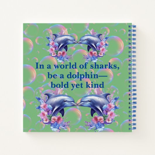 Monogram In Een Wereld Van Haaien, Wees Een Dolfij Notitieboek (Achterkant)