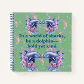 Monogram In Een Wereld Van Haaien, Wees Een Dolfij Notitieboek (Voorkant)