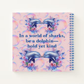 Monogram In Een Wereld Van Haaien, Wees Een Dolfij Notitieboek (Achterkant)