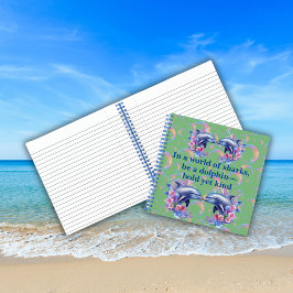 Monogram In Een Wereld Van Haaien, Wees Een Dolfij Notitieboek