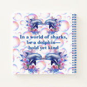 Monogram In Een Wereld Van Haaien, Wees Een Dolfij Notitieboek (Achterkant)