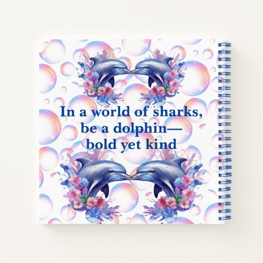Monogram In Een Wereld Van Haaien, Wees Een Dolfij Notitieboek (Achterkant)