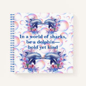 Monogram In Een Wereld Van Haaien, Wees Een Dolfij Notitieboek (Voorkant)