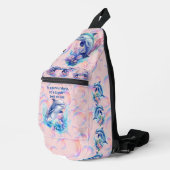 Monogram In Een Wereld Van Haaien, Wees Een Dolfij Sling Bag (Rechterhoek)