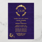 Monogram in Floral Wreath Paarse Damask Wedding Folie Uitnodiging (Voorkant)