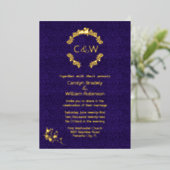 Monogram in Floral Wreath Paarse Damask Wedding Folie Uitnodiging (Staand Voorkant)