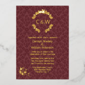 Monogram in Floral Wreath Wine Damask Wedding Folie Uitnodiging (Voorkant)