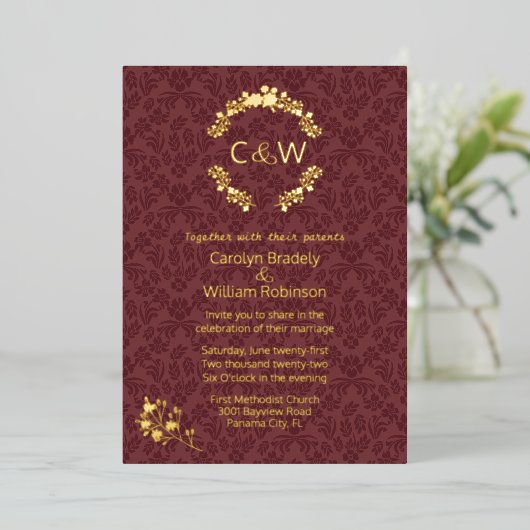Monogram in Floral Wreath Wine Damask Wedding Folie Uitnodiging (Staand Voorkant)