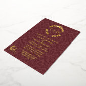 Monogram in Floral Wreath Wine Damask Wedding Folie Uitnodiging (Gedraaid)
