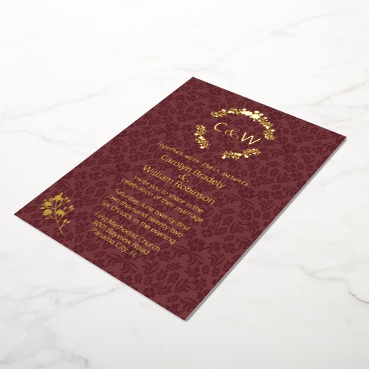 Monogram in Floral Wreath Wine Damask Wedding Folie Uitnodiging (Gedraaid)