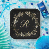 Monogram in goud gloeiende krans op zwart papieren bordje (Feest)