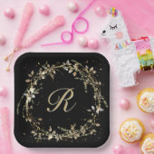 Monogram in goud gloeiende krans op zwart papieren bordje (Feest)