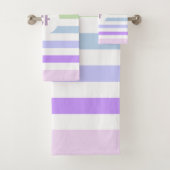 Monogram in witte cirkel pasta regenboogstrips bad handdoek (Insitu)