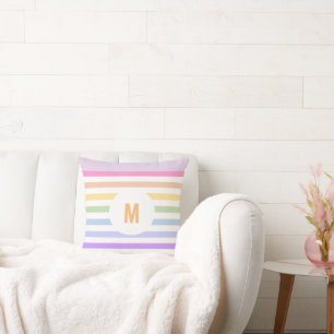 Monogram in witte cirkel pasta regenboogstrips kussen