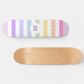 Monogram in witte cirkel pasta regenboogstrips persoonlijk skateboard (Horizontaal)