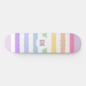 Monogram in witte cirkel pasta regenboogstrips persoonlijk skateboard (Horizontaal)