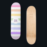 Monogram in witte cirkel pasta regenboogstrips persoonlijk skateboard<br><div class="desc">Eenvoudig trendy minimalistisch ontwerp van een monogram in het midden van de witte cirkel met pastelregenboogstrips. Perfect modern cadeau voor iedereen,  LGBTQ-vriendelijk cadeau en memorabilia.</div>