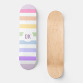 Monogram in witte cirkel pasta regenboogstrips persoonlijk skateboard (Voorkant)