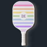Monogram in witte cirkel pasta regenboogstrips pickleball paddle<br><div class="desc">Eenvoudig trendy minimalistisch ontwerp van een monogram in het midden van de witte cirkel met pastelregenboogstrips. Perfect modern cadeau voor iedereen,  LGBTQ-vriendelijk cadeau en memorabilia.</div>