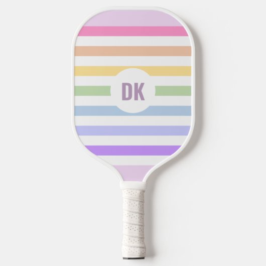 Monogram in witte cirkel pasta regenboogstrips pickleball paddle (Voorkant)