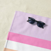 Monogram in witte cirkel pasta regenboogstrips strandlaken (In situ)