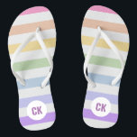 Monogram in witte cirkel pasta regenboogstrips teenslippers<br><div class="desc">Eenvoudig trendy minimalistisch ontwerp van een monogram in het midden van de witte cirkel met pastelregenboogstrips. Perfect modern cadeau voor iedereen,  LGBTQ-vriendelijk cadeau en memorabilia.</div>