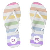 Monogram in witte cirkel pasta regenboogstrips teenslippers (Voetbed)