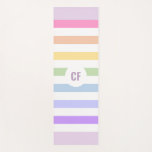 Monogram in witte cirkel pasta regenboogstrips yogamat<br><div class="desc">Eenvoudig trendy minimalistisch ontwerp van een monogram in het midden van de witte cirkel met pastelregenboogstrips. Perfect modern cadeau voor iedereen,  LGBTQ-vriendelijk cadeau en memorabilia.</div>