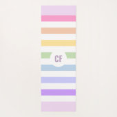 Monogram in witte cirkel pasta regenboogstrips yogamat (Achterkant)