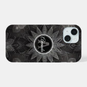 Monogram ingewikkelde zwarte en witte bloemen mand iPhone 15 case (Achterkant horizontaal)