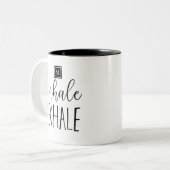 Monogram Inhale Exhale Inspirerend Citaat Tweekleurige Koffiemok (Voorkant links)