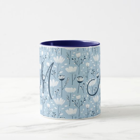 Monogram Initiaal Boho Blauw Witte Bloemen Trendy Mok (Midden)