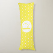 Monogram Initiaal Bright Gele Witte Polka Dots Lichaamskussen (Voorkant Verticaal)