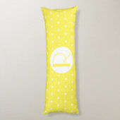 Monogram Initiaal Bright Gele Witte Polka Dots Lichaamskussen (Achterkant (Verticaal))