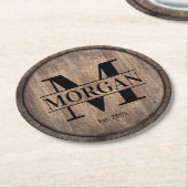 Monogram Initiaal Familienaam Rustic Faux Wooden Ronde Kartonnen Onderzetter (Gebogen)