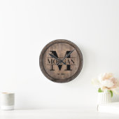 Monogram Initiaal Familienaam Rustic Faux Wooden Ronde Klok (Huis)