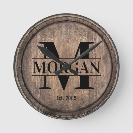 Monogram Initiaal Familienaam Rustic Faux Wooden Ronde Klok (Voorkant)
