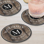 Monogram Initiaal Familienaam Rustic Wood Ronde Kartonnen Onderzetter<br><div class="desc">Deze rustieke onderzetters zijn de perfecte aanvulling op uw familie strandhuis, het huis aan het meer, of voor bijeenkomsten zoals feesten en familiereünies. In het midden staat een gedurfd initialen monogram, met uw familienaam elegant bovenaan. Op de onderkant staat "Beach House", maar dit kan worden aangepast aan elke locatie, thema...</div>