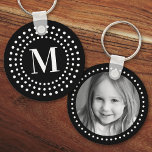 Monogram initiaal foto retro radiale stippen zwart sleutelhanger<br><div class="desc">Het toetsenbord dat uw monogram initiaal binnen een witte retro radiale puntgrens op een zwarte achtergrond en een douanefoto op de rug kenmerkt.</div>