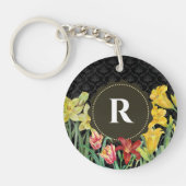 Monogram Initiaal Lente Bloemen Damast Achtergrond Sleutelhanger (Voorkant)
