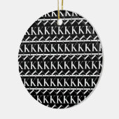 Monogram Initiaal Letter K, Kies Achtergrondkleur Keramisch Ornament (Links)