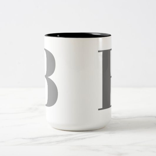 Monogram Initiaal Letter Zwart en Wit Elegant Tweekleurige Koffiemok (Center)