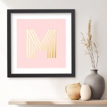 Monogram initiaal lichtdoorschijnend roze achtergr folie afdrukken<br><div class="desc">Poster met uw monogram initiaal in een leuke,  retroflecterende vertoningsdoopvont op een lichte,  wazige roze of douanekleurachtergrond.</div>