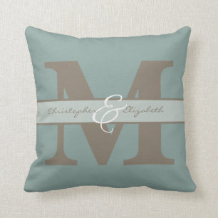 Monogram initiaal met namen op voor- en achterkant kussen