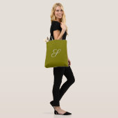 Monogram initiaal minimalistisch saliegroen tote bag (Op model)