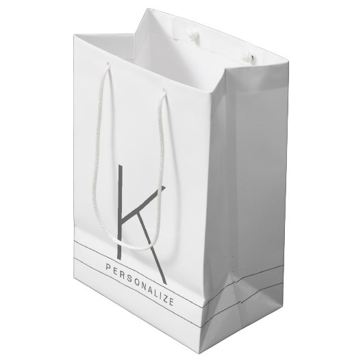 Monogram Initiaal Moderne Eenvoudige Witte Naam Medium Cadeauzakje (Voorkant Gekanteld)