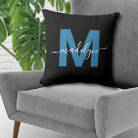Monogram Initiaal Naam Script Blauw Kussen<br><div class="desc">Eenvoudig gepersonaliseerd monogram Initiaal Naam Script Blue Sierkussen Home Decor Interieurontwerp. Dit chique monogram kussen combineert moderne minimalistische stijl met een vleugje sophisticatie, waardoor het het perfecte accentstuk is. Met een gewaagd blauw initiaal over een strakke zwarte achtergrond en een elegante witte scriptnaam, is het een frisse combinatie van klassiek...</div>