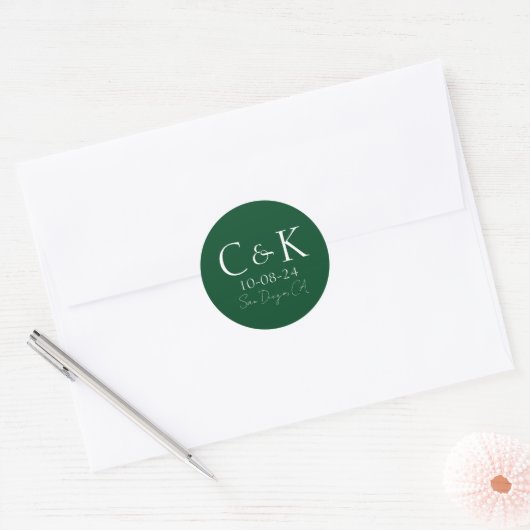 Monogram Initiaal op bosgroene trouwjurk Ronde Sticker (Envelop)